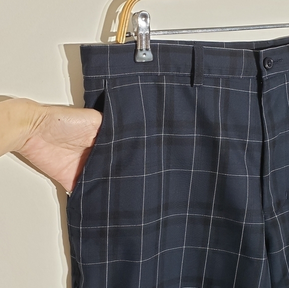 HAGGAR Clothing Navy Plaid flat front Golf shorts SZ 36 - Picture 2 of 10